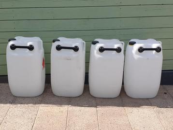 4 kunststof vaten van 60 ltr.  met schroefdop en handvaten beschikbaar voor biedingen