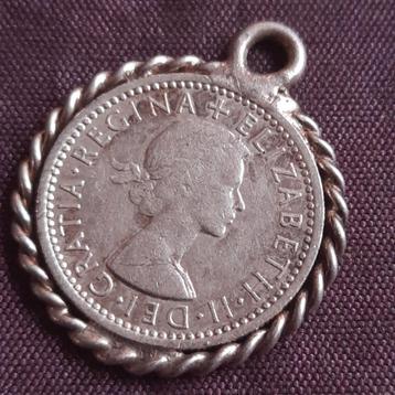 Hanger met Munt Queen Elizabeth 1964 Sixpence Geluksmunt beschikbaar voor biedingen