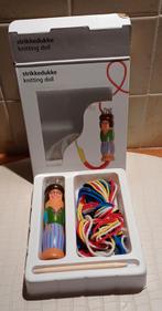 Punnikpopje-klosje met garen en pen in doos - Nieuw!, Ophalen of Verzenden, Nieuw, Breien