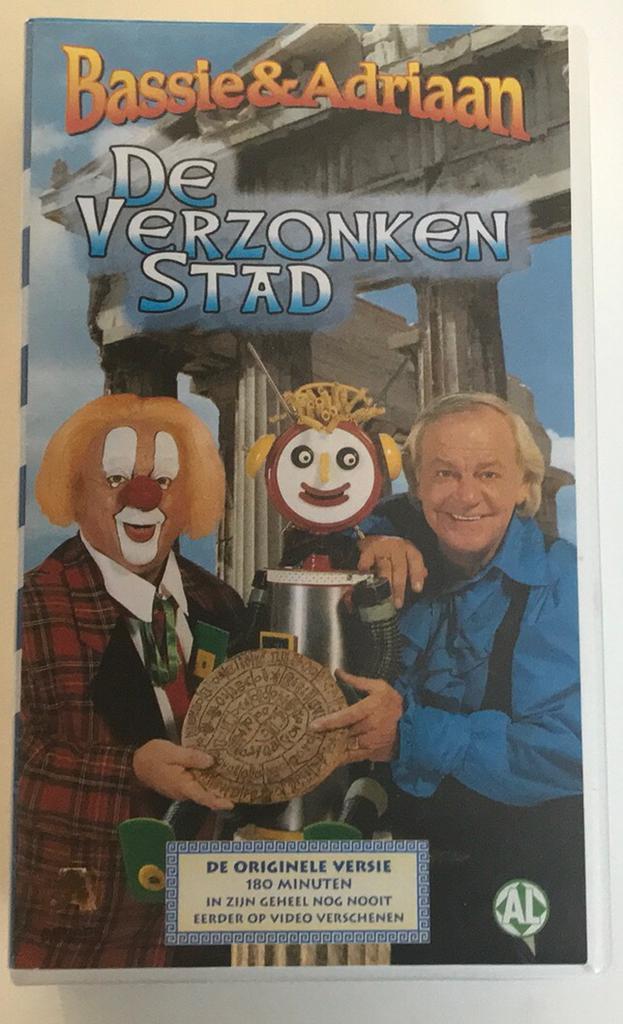 Bassie & Adriaan, De verzonken stad, dubbelbox, Cd's en Dvd's, VHS | Kinderen en Jeugd, Zo goed als nieuw, Kinderprogramma's en -films