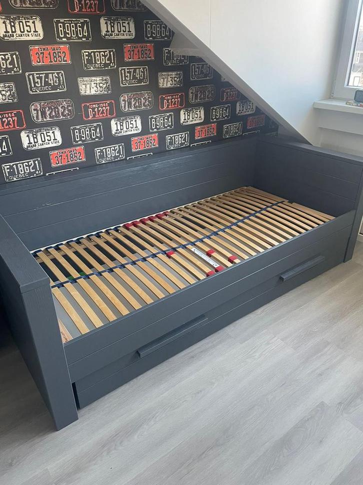 Woood Bed Dennis - Eenpersoons, Huis en Inrichting, Slaapkamer | Bedden, Gebruikt, Eenpersoons, 90 cm, 200 cm, Hout, Grijs, Ophalen of Verzenden