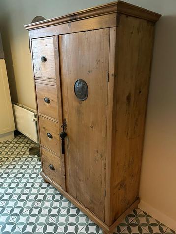 Oude houten spekkast te koop beschikbaar voor biedingen