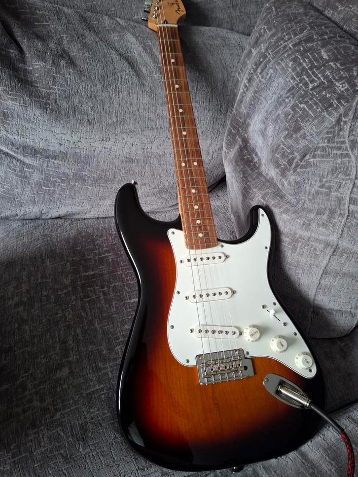 Fender Player Stratocaster, Pau Ferro, 
3-kleurig Sunburst, Muziek en Instrumenten, Snaarinstrumenten | Gitaren | Elektrisch, Zo goed als nieuw