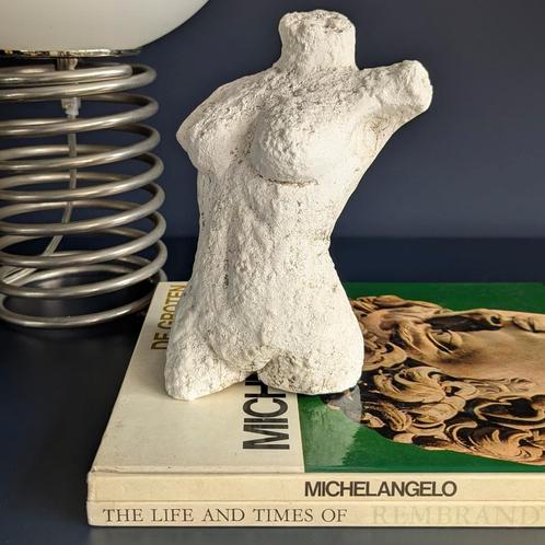 Torso van beton of gips vrouwelijk bovenlichaam borstbeeld, Antiek en Kunst, Kunst | Designobjecten, Ophalen of Verzenden