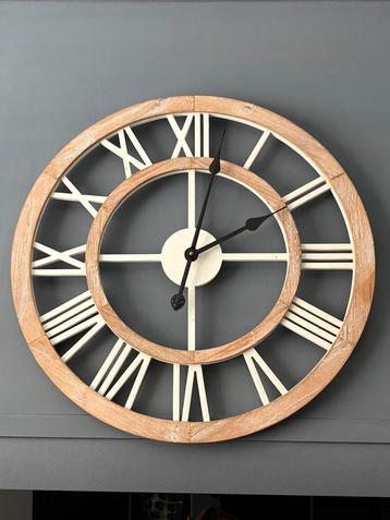 Houten moderne wandklok beschikbaar voor biedingen