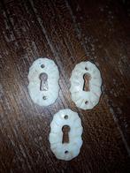 3 oude sleutelplaatjes van been, Doe-het-zelf en Verbouw, Hang- en Sluitwerk, Ophalen of Verzenden, Gebruikt, Overige materialen