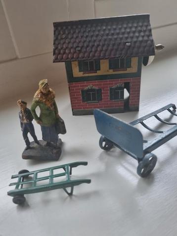 Oud Speelgoed: Marklin, Elastolin, Treinstation. Alles € 60 beschikbaar voor biedingen