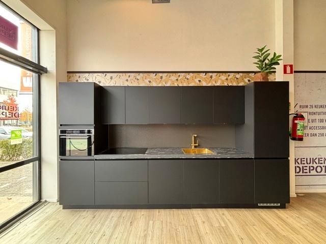 Mooie showroomkeuken in matzwart, greeploos voor € 5000,-, Huis en Inrichting, Keuken | Complete keukens, Nieuw, Enkelwandige keuken