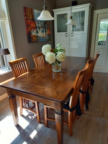 Mooie eettafel beschikbaar voor biedingen