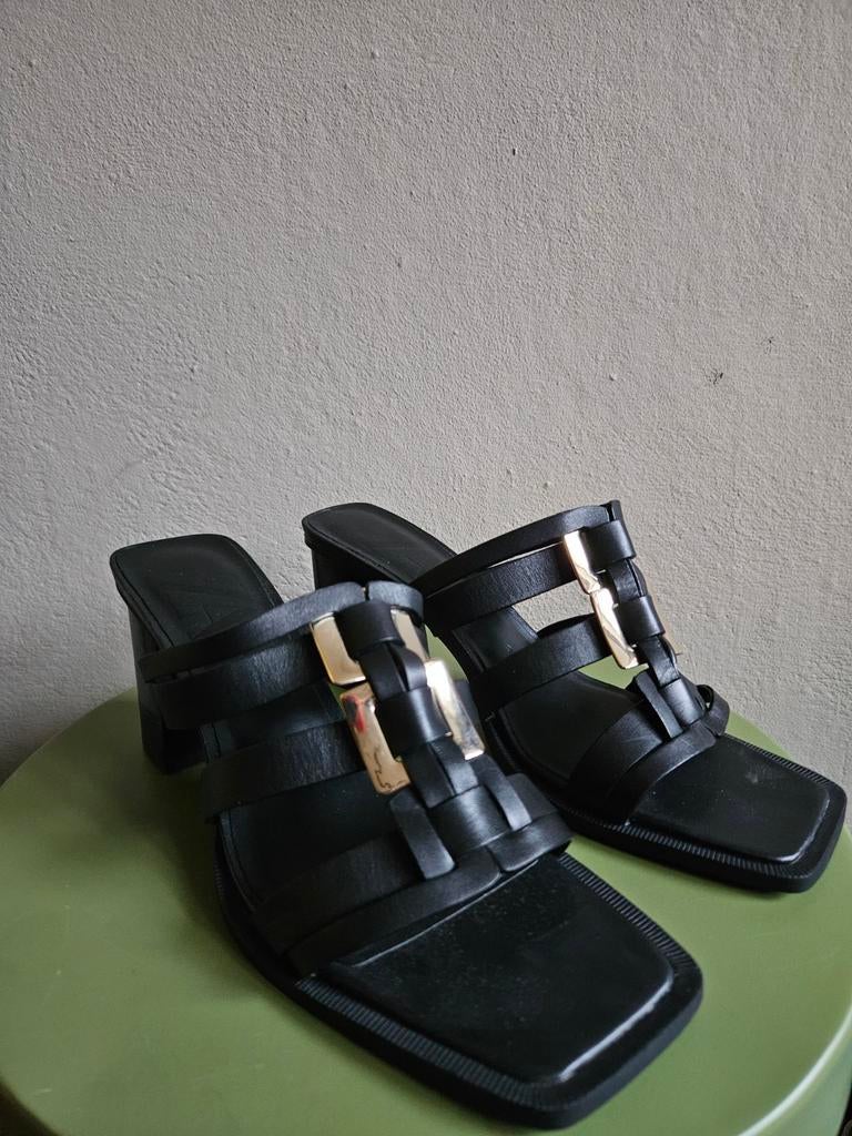 Nieuwe zwarte muiltjes met gesp van Zara mt. 39, Ophalen of Verzenden, Nieuw, Overige kleuren, Sandalen of Muiltjes