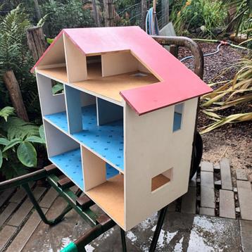 Poppenhuis hout beschikbaar voor biedingen