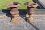 2 gietijzeren brocante tuinvazen 70 cm, Ophalen, Zo goed als nieuw