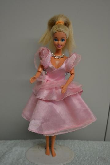 Mooie mattel barbie pop met originele kleding NR 5883 beschikbaar voor biedingen