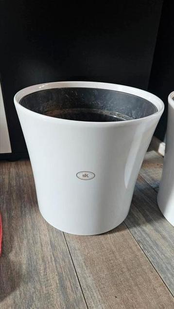 Grote bloempotten beschikbaar voor biedingen