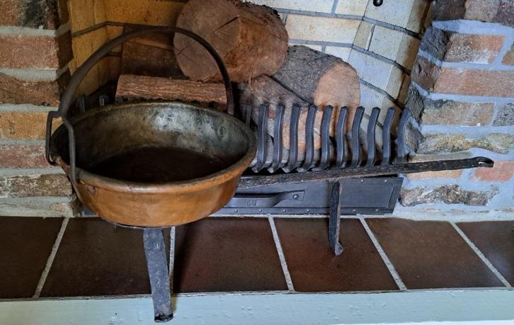 Antieke kookpot smeedijzer treeft rood koper pan onderzetter, Antiek en Kunst, Antiek | Woonaccessoires, Verzenden