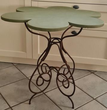 Brocante tafel met Frans onderstel beschikbaar voor biedingen