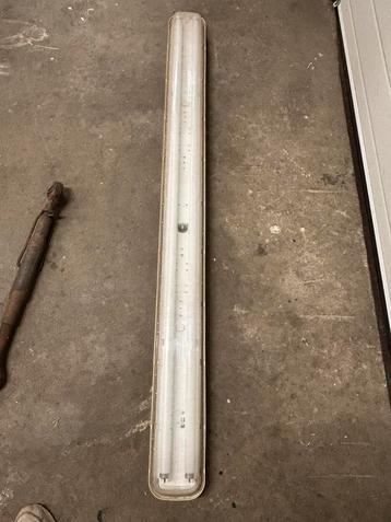 2 tl armaturen met dubbele tl buis beschikbaar voor biedingen