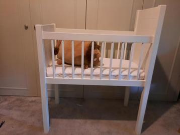 Klein ledikantje / babywieg / babybedje  beschikbaar voor biedingen