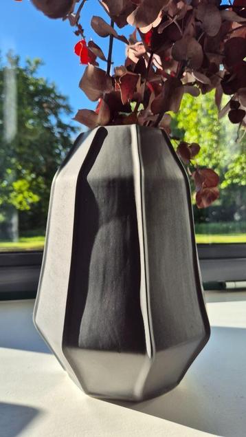 Grijze Hübsch vaas incl. eucalyptus beschikbaar voor biedingen