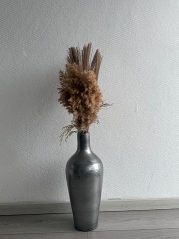 Vaas met droog bloemen  beschikbaar voor biedingen