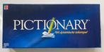 Spel Pictionary hilarisch! + extra Opdrachtendobbelsteen, Ophalen of Verzenden, Zo goed als nieuw
