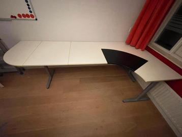 Ikea ruim wit bureau beschikbaar voor biedingen