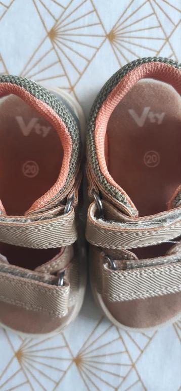 2 paar kinderschoentjes maat 20.
Merk Vty en Shoesme
 beschikbaar voor biedingen