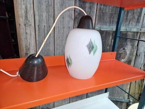 vintage hang lamp  hal, keuken , sl.kamer melkglas, bakeliet, Huis en Inrichting, Lampen | Hanglampen, Gebruikt, Minder dan 50 cm
