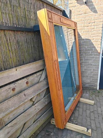 3 Antieke vitrinekasten- gitaardisplays beschikbaar voor biedingen