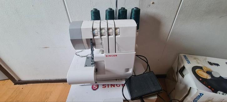 Singer Lockmachine 14SH754 + 30 klossen garen, Hobby en Vrije tijd, Naaimachines en Toebehoren, Gebruikt, Lockmachine, Singer