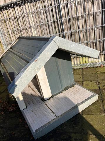 Gratis hondenhok honden hok geïsoleerd beschikbaar voor biedingen