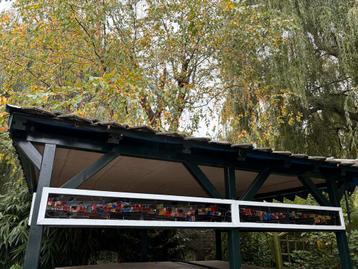 Terrasoverkapping met glaspaneel in houten frame beschikbaar voor biedingen