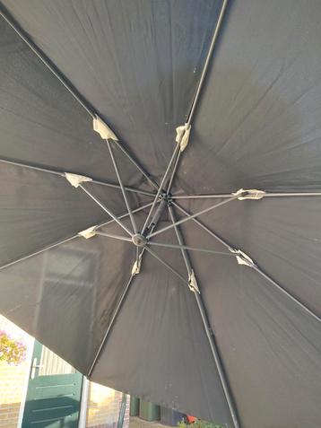Grote Tuinparasol - Zweefparasol beschikbaar voor biedingen