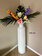Witte hoge vaas met kunstbloemen, Huis en Inrichting, Woonaccessoires | Vazen, Ophalen of Verzenden, Zo goed als nieuw, Wit, Minder dan 50 cm