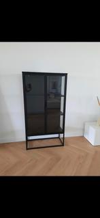 Vitrinekast Virum zwart 2 deurs, Huis en Inrichting, Kasten | Vitrinekasten, Ophalen, 100 tot 150 cm, 50 tot 100 cm, Zo goed als nieuw