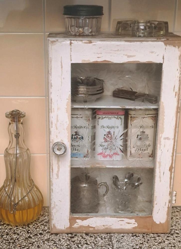 Antiek Brocante Kastje met Geslepen Bloemenkrans, Antiek en Kunst, Curiosa en Brocante, Ophalen