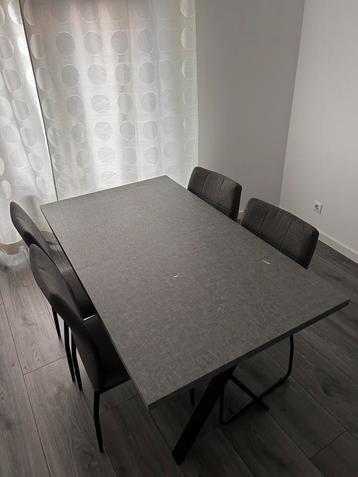 Eettafel met 4 stoelen beschikbaar voor biedingen