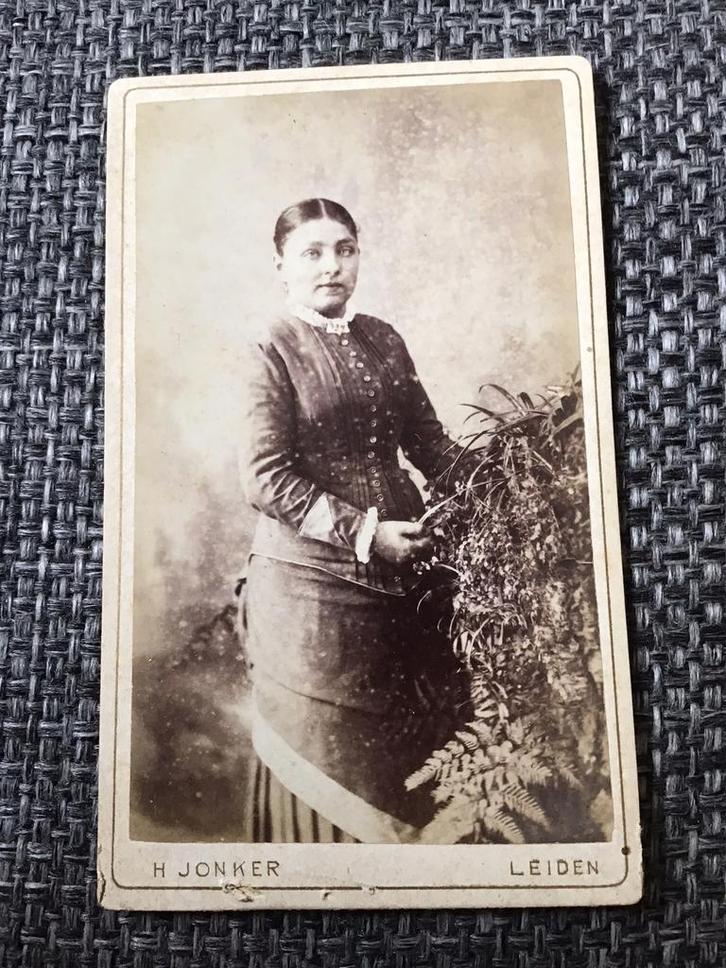 CDV, Vrouw, H. JONKER, LEIDEN, Carte de Visite, Verzamelen, Foto's en Prenten, Gebruikt, Foto, Voor 1940, Ophalen of Verzenden