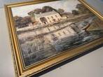 ingelijst schilderij van een huis aan een rivier -gesigneerd, Antiek en Kunst, Ophalen of Verzenden