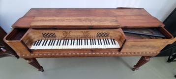 Unieke antieke tafelpiano uit 1825 – een tijdloos pronkstuk beschikbaar voor biedingen