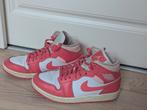 Nike Air Jordan 1 mid strawberries and cream maat 38,5, Kleding | Dames, Schoenen, Nike, Ophalen of Verzenden, Sneakers of Gympen