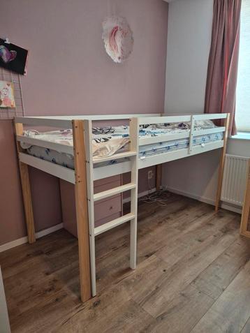Halfhoogslaper wit + matras beschikbaar voor biedingen