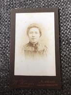 CDV, Vrouw, W. Hooijer, Alkmaar, Carte de Visite 2, Ophalen of Verzenden, Voor 1940, Gebruikt, Foto