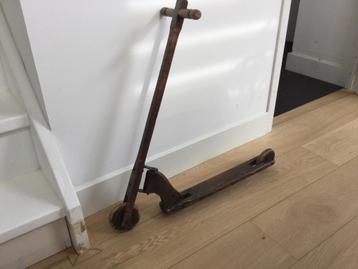 Antiek houten kinderstepje omstrikt 1880 beschikbaar voor biedingen