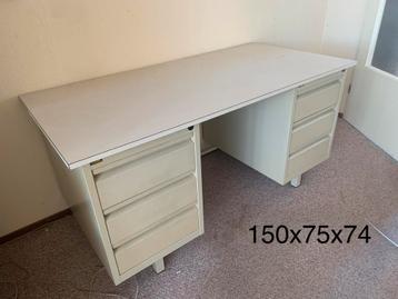 Bureau met 6 lades beschikbaar voor biedingen