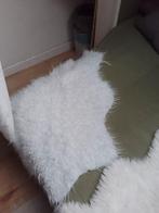 2 kunstvachtjes, Ophalen of Verzenden, Zo goed als nieuw