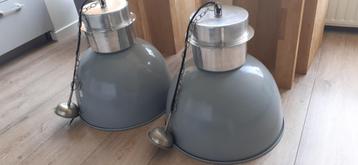 Twee metalen hanglampen beschikbaar voor biedingen