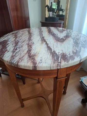mahonie tafel met marmeren blad beschikbaar voor biedingen
