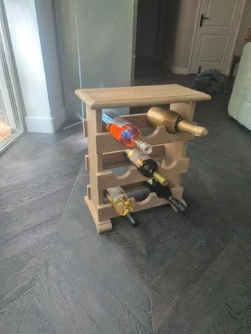 Houten wijnrek beschikbaar voor biedingen