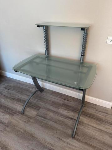 Mooi design bureau van staal en gehard glas